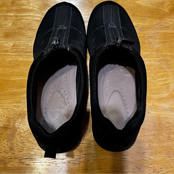 Easy Spirit Black Women's Zip Front Slip-On Shoes - Picture 2 of 4